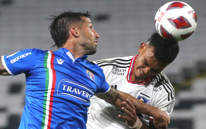 Gonzalo Sosa y Daniel Gutiérrez disputando un balón aéreo durante un partido de Colo-Colo y Audax Italiano durante la temporada 2023.