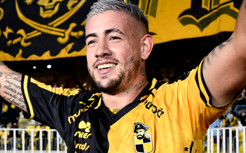 Rodrigo Holgado con cara de felicidad mientras celebra un gol con la camiseta de Coquimbo Unido durante la temporada 2023.