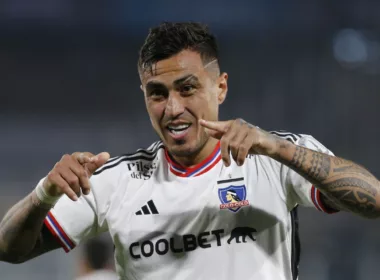 Darío Lezcano sonríe y levanta sus dedos tras anotar un gol con la camiseta de Colo-Colo durante la temporada 2023.