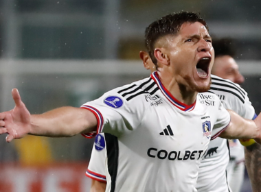 Leonardo Gil celebrando con los brazos abiertos un gol con la camiseta de Colo-Colo durante la temporada 2023.