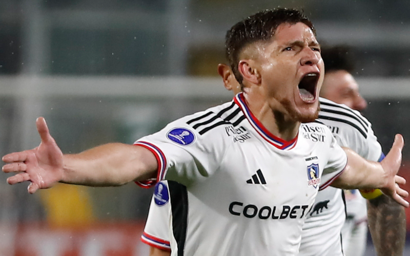 Leonardo Gil celebrando con los brazos abiertos un gol con la camiseta de Colo-Colo durante la temporada 2023.