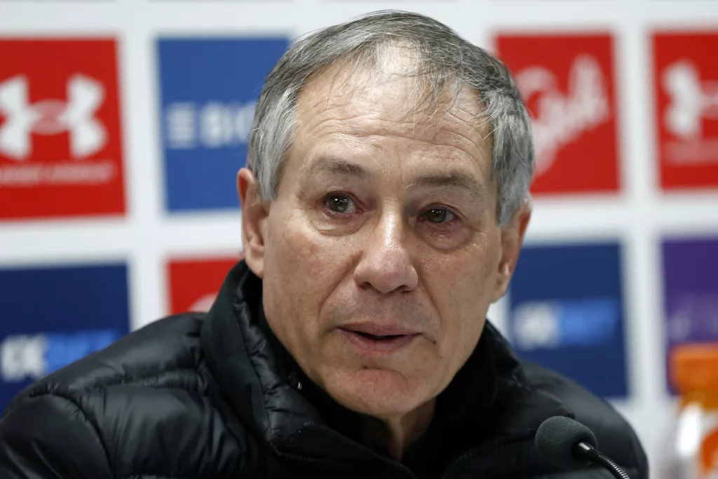 Ariel Holan con los ojos llorosos en plena conferencia de prensa para anunciar su salida como entrenador de Universidad Católica durante la temporada 2023.