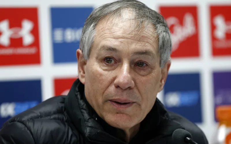 Ariel Holan con los ojos llorosos en plena conferencia de prensa para anunciar su salida como entrenador de Universidad Católica durante la temporada 2023.