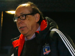 Alfredo Stöhwing con la mirada pensativa en su rol como presidente de Colo-Colo durante la temporada 2023.