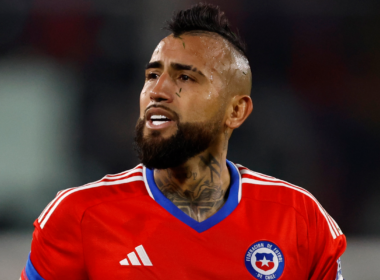 Arturo Vidal defendiendo la camiseta de la Selección Chilena durante la temporada 2023.