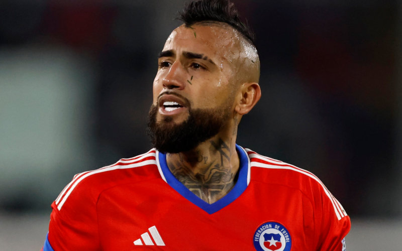 Arturo Vidal defendiendo la camiseta de la Selección Chilena durante la temporada 2023.