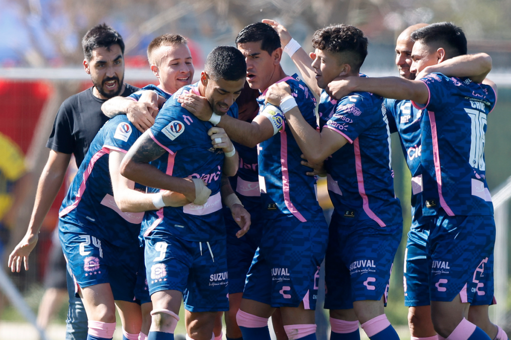 Futbolistas de Everton se abrazan en plena celebración de un gol durante la temporada 2023.