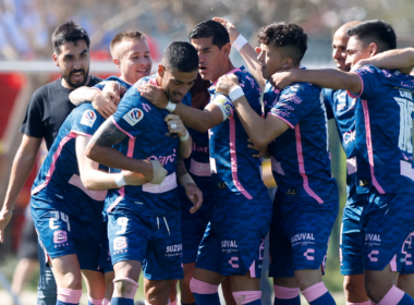 Futbolistas de Everton se abrazan en plena celebración de un gol durante la temporada 2023.