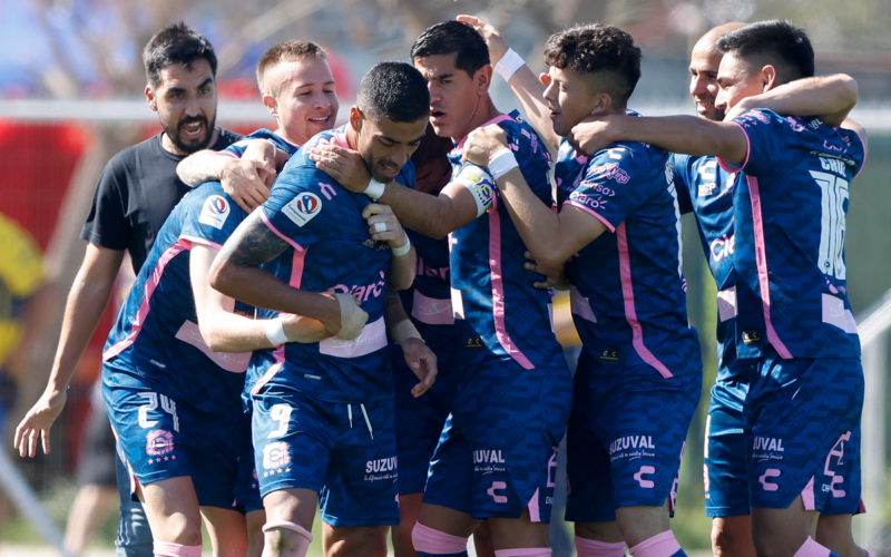 Futbolistas de Everton se abrazan en plena celebración de un gol durante la temporada 2023.