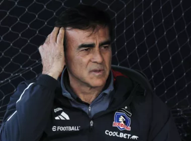 Gustavo Quinteros se toma la cabeza con cara preocupación en pleno partido de Colo-Colo durante la temporada 2023.