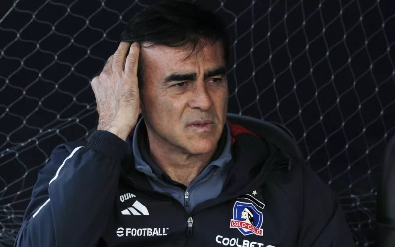 Gustavo Quinteros se toma la cabeza con cara preocupación en pleno partido de Colo-Colo durante la temporada 2023.