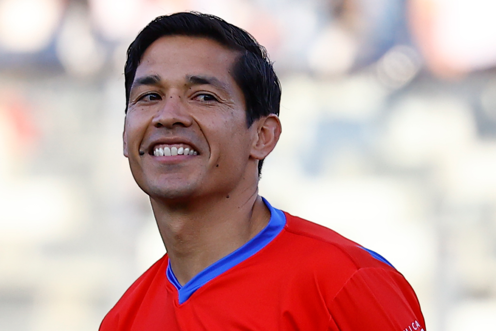 Matías Fernández sonriendo en su partido de despedida en el Estadio Monumental el 14 de octubre del 2023.