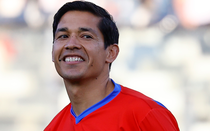 Matías Fernández sonriendo en su partido de despedida en el Estadio Monumental el 14 de octubre del 2023.