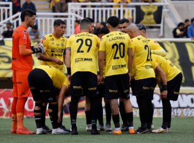 Futbolistas de San Luis de Quillotan se abrazan y arengan previo a un partido durante la temporada 2023.