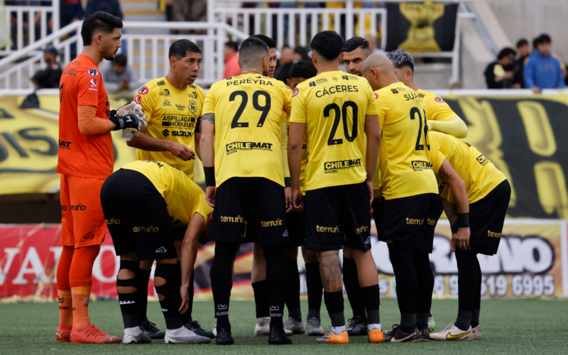 Futbolistas de San Luis de Quillotan se abrazan y arengan previo a un partido durante la temporada 2023.