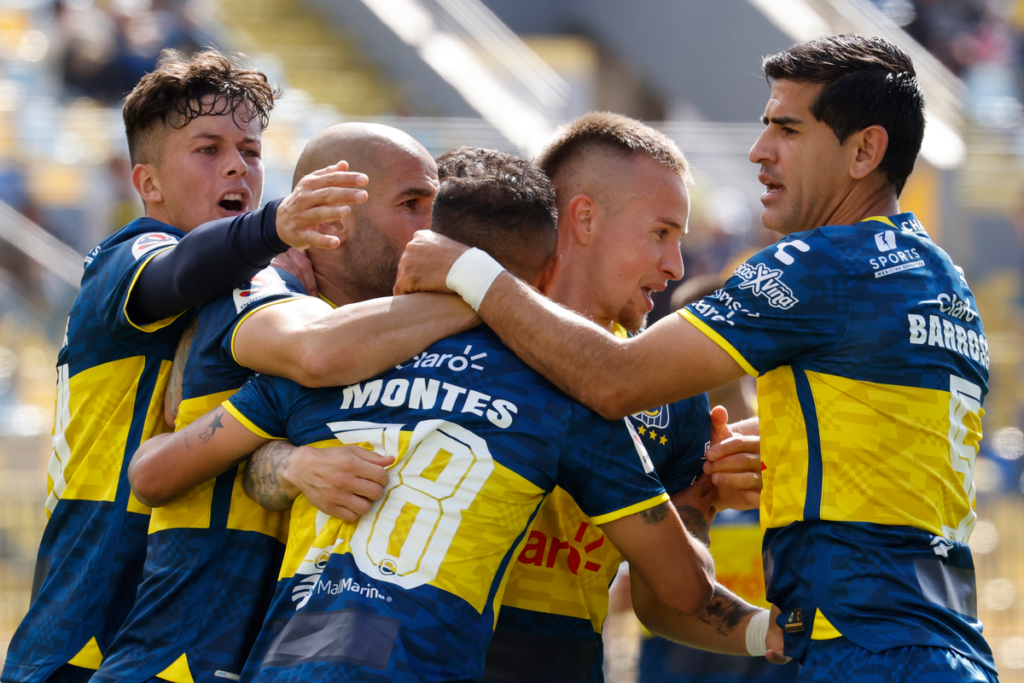 Futbolistas de Everton se abrazan y celebran eufórico un gol durante la temporada 2023.