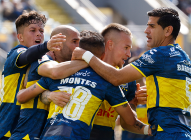 Futbolistas de Everton se abrazan y celebran eufórico un gol durante la temporada 2023.