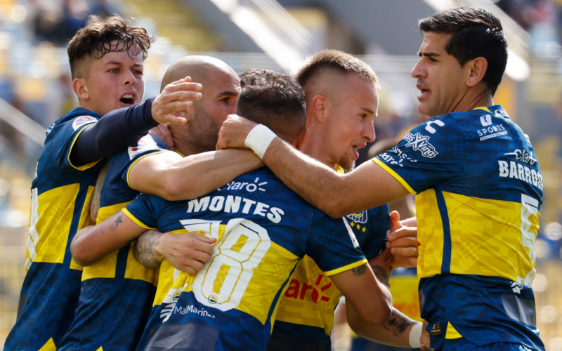 Futbolistas de Everton se abrazan y celebran eufórico un gol durante la temporada 2023.