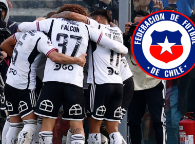 Futbolistas de Colo-Colo se abrazan y celebran un gol durante la temporada 2023. A mano derecha aparece el logo de la Selección Chilena incrustado en la imagen.