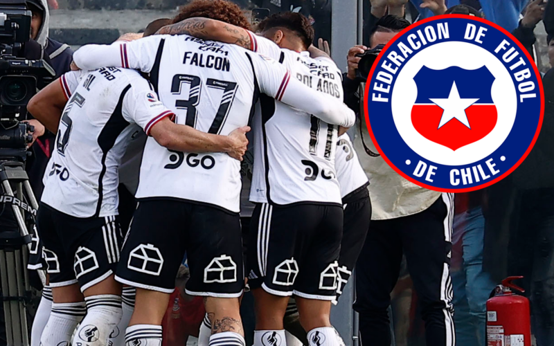 Futbolistas de Colo-Colo se abrazan y celebran un gol durante la temporada 2023. A mano derecha aparece el logo de la Selección Chilena incrustado en la imagen.