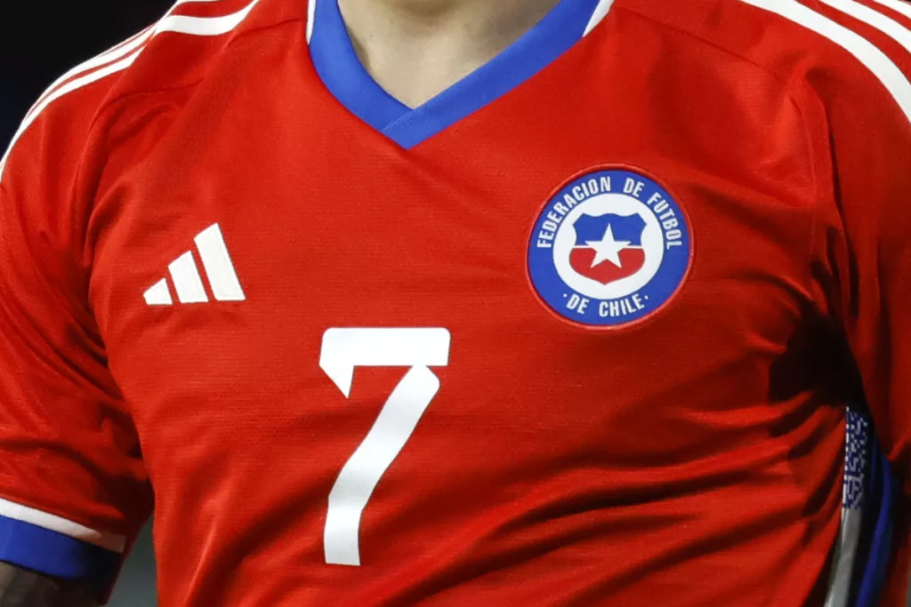 Camiseta de la Selección Chilena con el número 7 en el pecho.