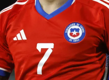 Camiseta de la Selección Chilena con el número 7 en el pecho.