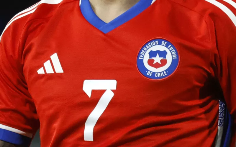 Camiseta de la Selección Chilena con el número 7 en el pecho.