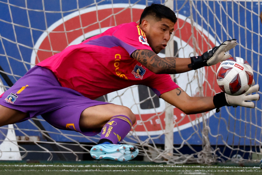 Brayan Cortés atajando un balón con la camiseta de Colo-Colo durante la temporada 2023.