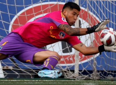 Brayan Cortés atajando un balón con la camiseta de Colo-Colo durante la temporada 2023.