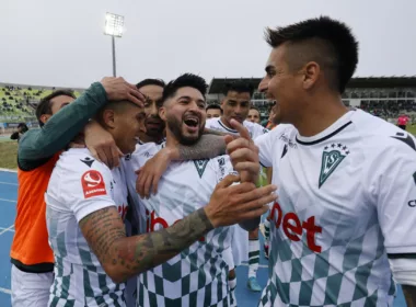 Futbolistas de Santiago Wanderers celebran un gol durante la temporada 2023.