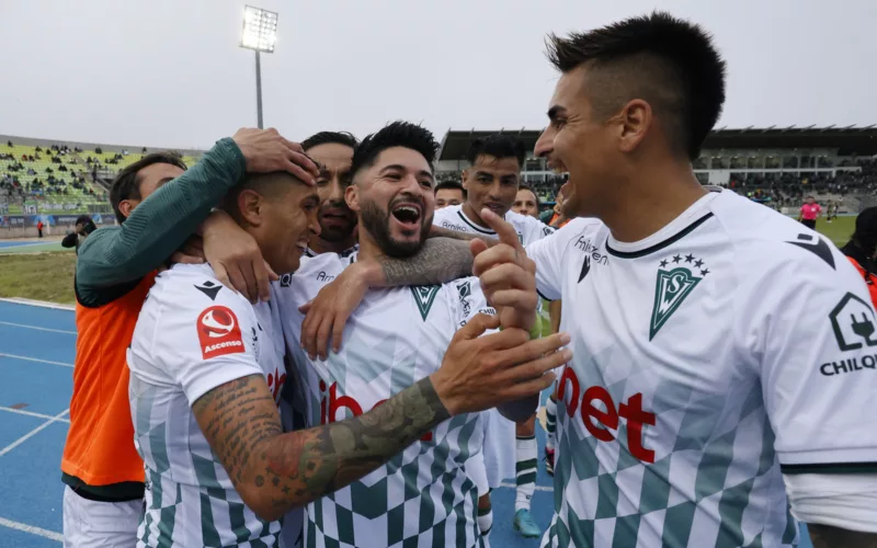 Futbolistas de Santiago Wanderers celebran un gol durante la temporada 2023.