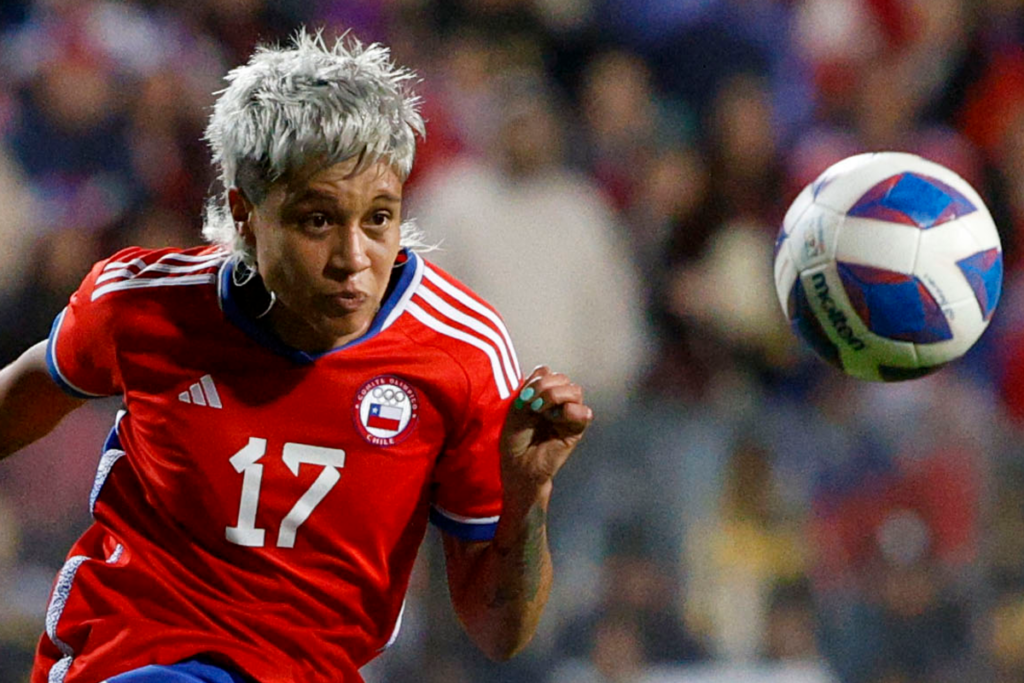 Fernanda Pinilla con la mirada puesta en un balón mientras defiende la camiseta de la Selección Chilena Femenina en los Juegos Panamericanos de Santiago 2023.