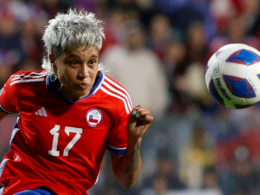 Fernanda Pinilla con la mirada puesta en un balón mientras defiende la camiseta de la Selección Chilena Femenina en los Juegos Panamericanos de Santiago 2023.