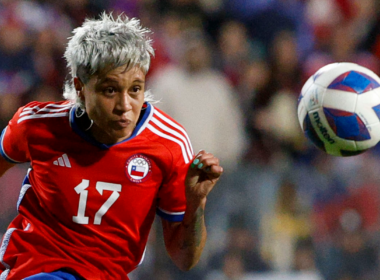 Fernanda Pinilla con la mirada puesta en un balón mientras defiende la camiseta de la Selección Chilena Femenina en los Juegos Panamericanos de Santiago 2023.