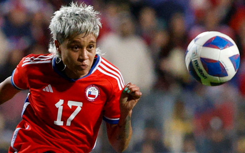 Fernanda Pinilla con la mirada puesta en un balón mientras defiende la camiseta de la Selección Chilena Femenina en los Juegos Panamericanos de Santiago 2023.