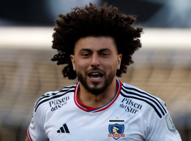 Maximiliano Falcón con su pelo al aire y la boca abierta mientras defiende la camiseta de Colo-Colo durante la temporada 2023