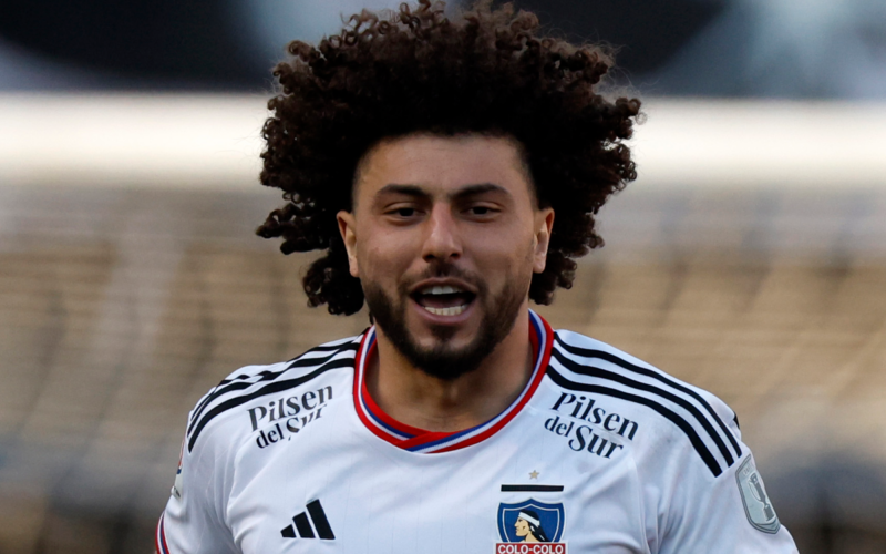 Maximiliano Falcón con su pelo al aire y la boca abierta mientras defiende la camiseta de Colo-Colo durante la temporada 2023