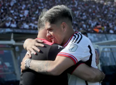 Carlos Palacios abraza a Ronald Fuentes en pleno partido entre Colo-Colo y Unión Española durante la temporada 2023.