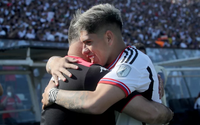 Carlos Palacios abraza a Ronald Fuentes en pleno partido entre Colo-Colo y Unión Española durante la temporada 2023.