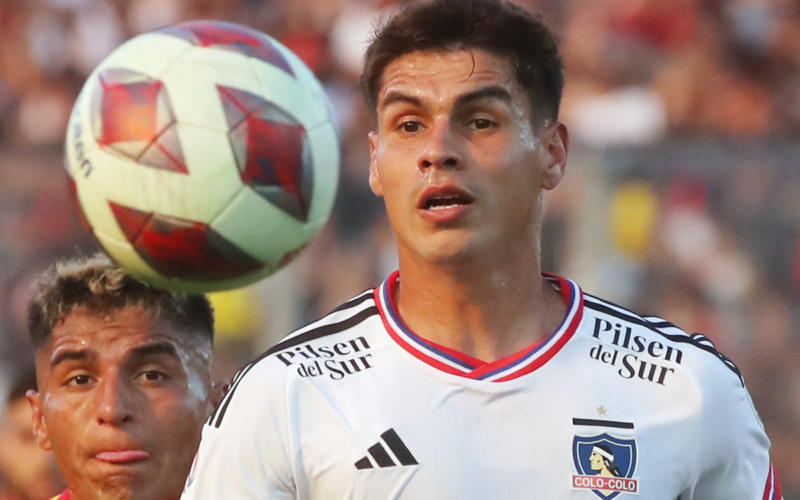 Erick Wiemberg con la mirada fija en un balón mientras defiende la camiseta de Colo-Colo durante la temporada 2023.