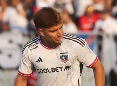 Leonardo Gil escupiendo un chorro de agua en pleno partido con la camiseta de Colo-Colo durante la temporada 2023.