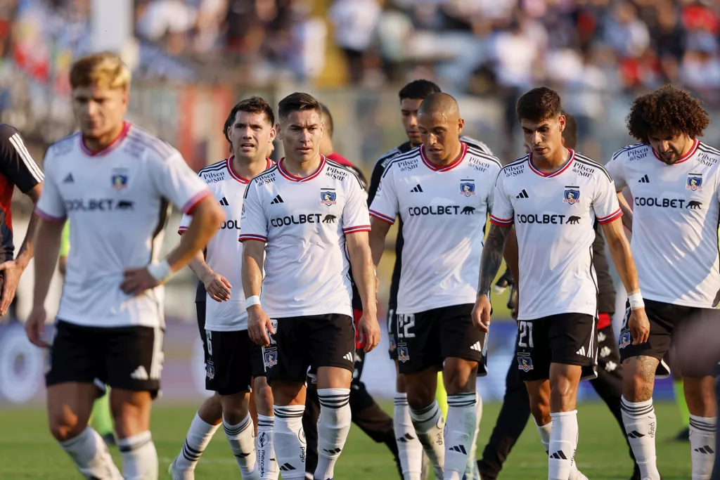 Futbolistas de Colo-Colo se retiran cabizbajos del Estadio Monumental tras caer por 2-0 ante Unión Española en la segunda rueda del Campeonato Nacional 2023.