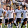 Futbolistas de Colo-Colo se retiran cabizbajos del Estadio Monumental tras caer por 2-0 ante Unión Española en la segunda rueda del Campeonato Nacional 2023.