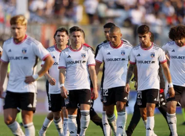 Futbolistas de Colo-Colo se retiran cabizbajos del Estadio Monumental tras caer por 2-0 ante Unión Española en la segunda rueda del Campeonato Nacional 2023.