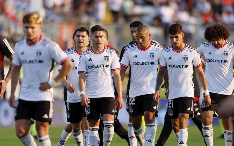 Futbolistas de Colo-Colo se retiran cabizbajos del Estadio Monumental tras caer por 2-0 ante Unión Española en la segunda rueda del Campeonato Nacional 2023.