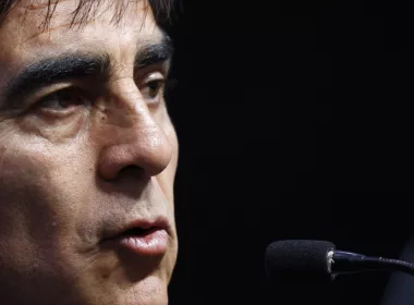 Primer plano al rostro de Gustavo Quinteros en plena conferencia de prensa en su rol de entrenador de Colo-Colo.