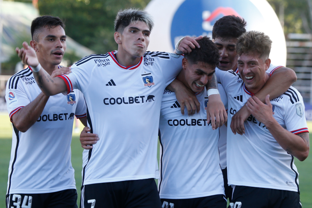 Futbolistas de Colo-Colo se abrazan y celebran el último gol del Campeonato Nacional 2023 en la victoria 1-0 ante Curicó Unido.