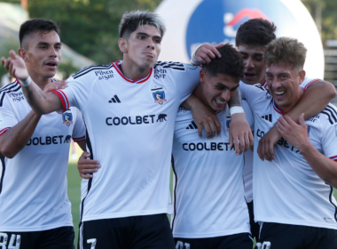 Futbolistas de Colo-Colo se abrazan y celebran el último gol del Campeonato Nacional 2023 en la victoria 1-0 ante Curicó Unido.