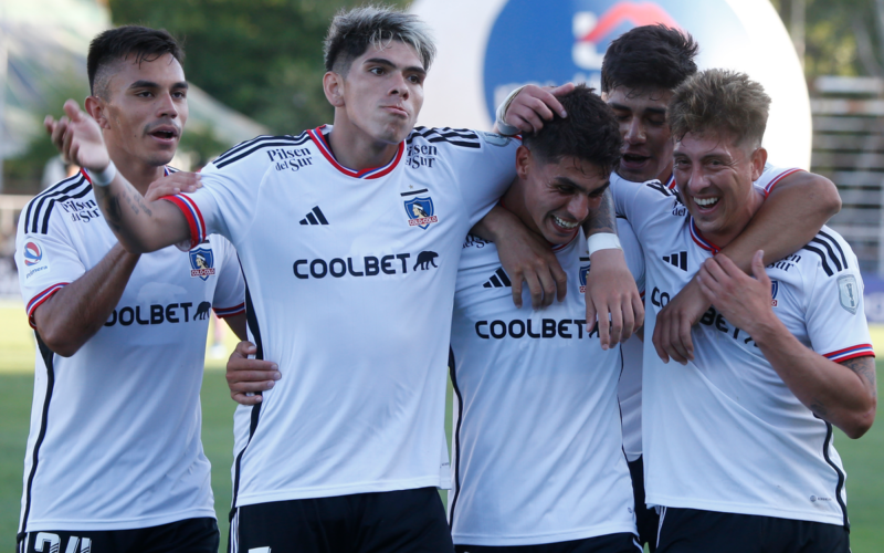 Futbolistas de Colo-Colo se abrazan y celebran el último gol del Campeonato Nacional 2023 en la victoria 1-0 ante Curicó Unido.