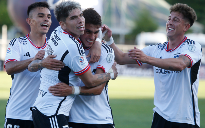 Futbolistas de Colo-Colo abrazan a Erick Wiemberg tras anotar el 1-0 definitivo ante Curicó Unido en la última fecha del Campeonato Nacional 2023.